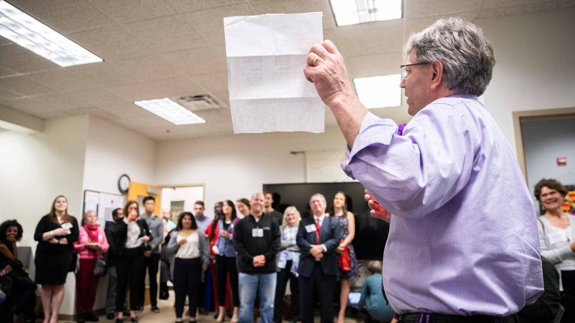 Professor talks with students 